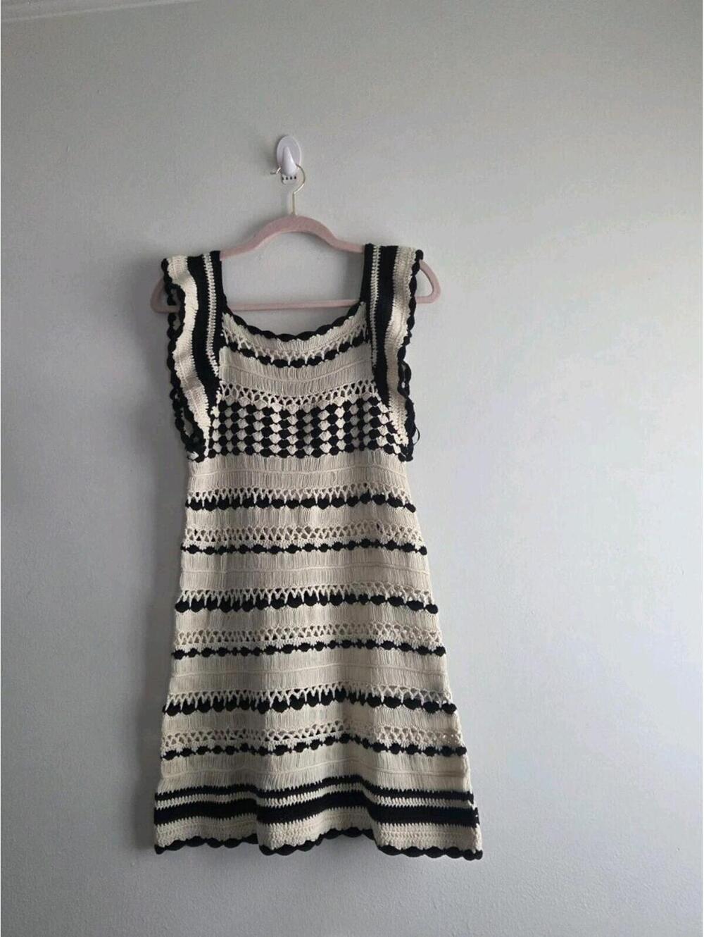 Nwt Forever21 Short dress. Croche Geometric back. Open & edge Black & Cream  M